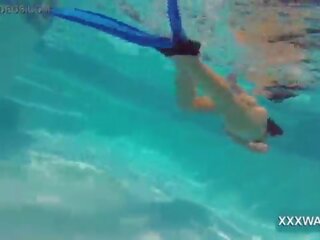 ممتاز امرأة سمراء عاهرة حلوى swims تحت الماء