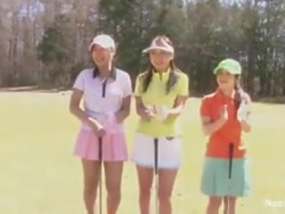 अडॉरेबल एशियन टीन लड़कियों खेल एक गेम की स्ट्रीप गोल्फ