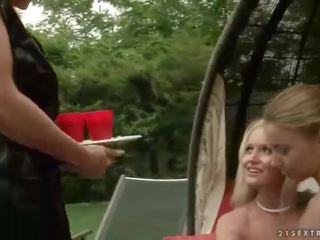 Две приятелки punishing склонен към флиртуване блондинки