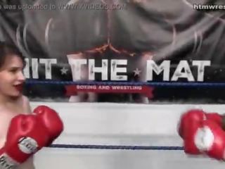 Melnas vīrietis bokss beast vs mazas baltie dāma ryona
