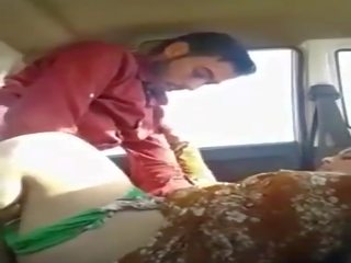Buono cerca pakistano sgualdrina succhia un fallo in il auto