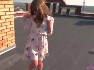 Captivating študent na na roof potrebni fafanje in kuža jebemti - zunaj