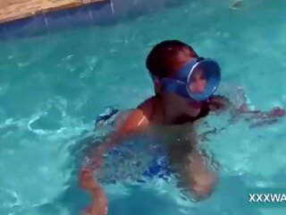 Vynikající bruneta šlapka bonbón swims podvodní