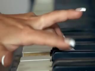 Rondborstig blond speelde vastgrijpen op de piano