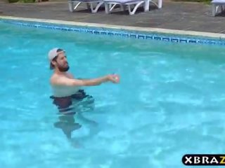 Gjoksmadhe chantelle magical duke notuar pishinë transformim