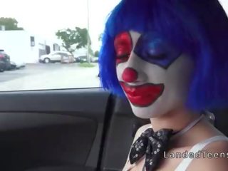 Clownen tonårs sugande enormt johnson i den bil