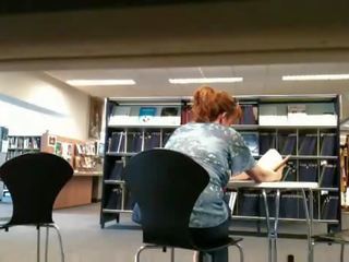 Gemuk gadis nakal berkedip di masyarakat perpustakaan
