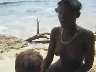 أشعر الأفريقي فتاة اللعنة اليورو فتى في ال شاطئ