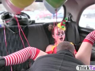 Vajzë në klloun kostum fucked nga the driver për falas fare