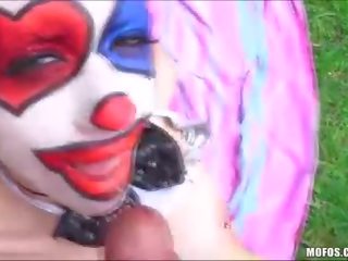 Dur baise une érotique clown le long de la manière