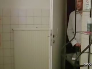 Niemieckie matka przyłapani i pieprzony w prysznic