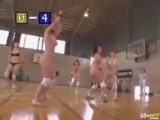 Amatőr ázsiai lányok játék meztelen kosárlabda